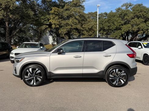 Certified 2025 Volvo XC40 B5 Plus image 3
