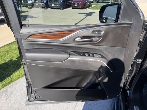 Used 2021 Cadillac Escalade Luxury image 10