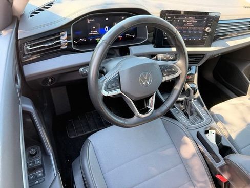 Used 2025 Volkswagen Jetta SE FWD image 19
