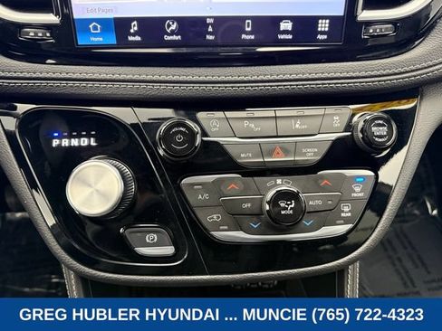 Used 2025 Chrysler Pacifica Limited FWD image 36