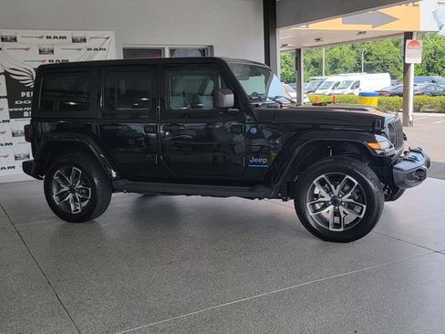 Used 2024 Jeep Wrangler Unlimited w/ Convenience Group AWD/4WD image 2