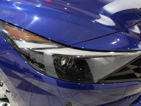 Used 2021 Hyundai Elantra SE FWD image 10