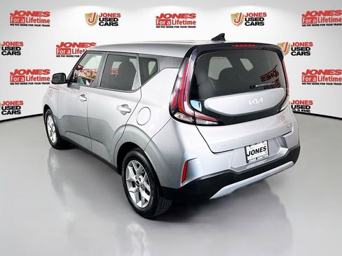 Used 2023 Kia Soul LX w/ LX Technology Package FWD image 2