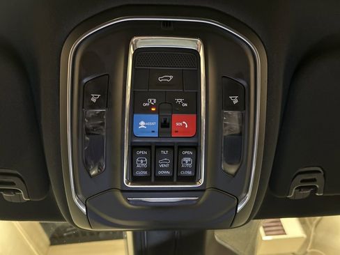 Used 2024 Jeep Wagoneer L Series II w/ Convenience Group I AWD/4WD image 29