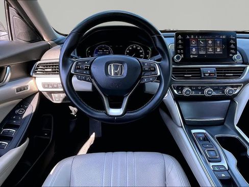 Used 2018 Honda Accord Touring image 9