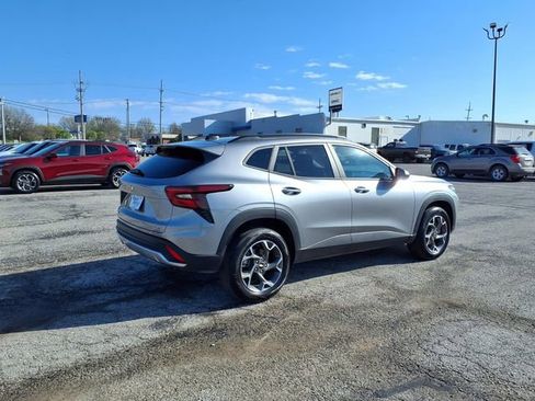 Used 2025 Chevrolet Trax LT w/ LT Convenience Package FWD image 18