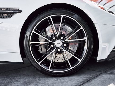 Used 2017 Aston Martin Vanquish S RWD image 32