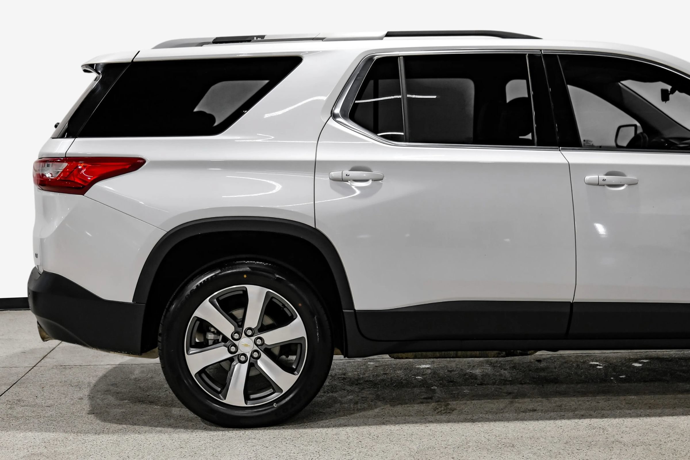 Used 2018 Chevrolet Traverse LT FWD image 12