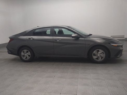 Used 2025 Hyundai Elantra SE FWD image 11