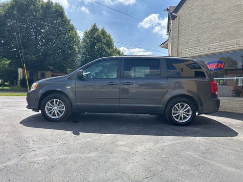 Used 2016 Dodge Grand Caravan SXT FWD image 3