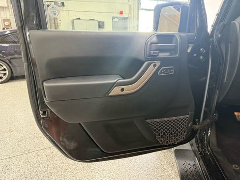 Used 2017 Jeep Wrangler Unlimited Sahara AWD/4WD image 9