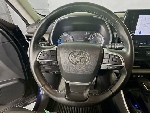 Used 2023 Toyota Highlander XLE AWD/4WD image 12