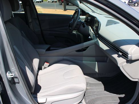 Used 2023 Hyundai Elantra SEL w/ Convenience Package FWD image 23