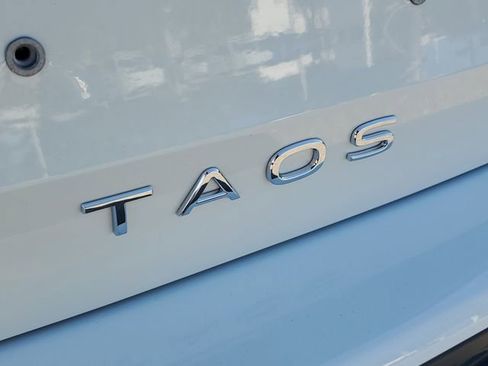 New 2026 Volkswagen Taos SE FWD image 7