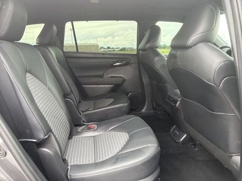 Used 2021 Toyota Highlander XSE FWD image 16