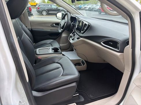 Used 2024 Chrysler Pacifica Touring-L FWD image 16
