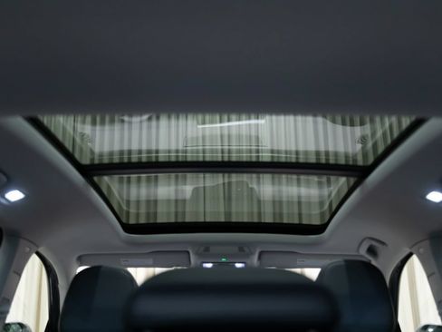 Used 2025 Volkswagen Tiguan SE w/ Panoramic Sunroof Package AWD/4WD image 17