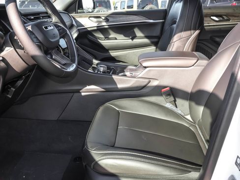 New 2025 Jeep Grand Cherokee Limited w/ Black Appearance Package image 5