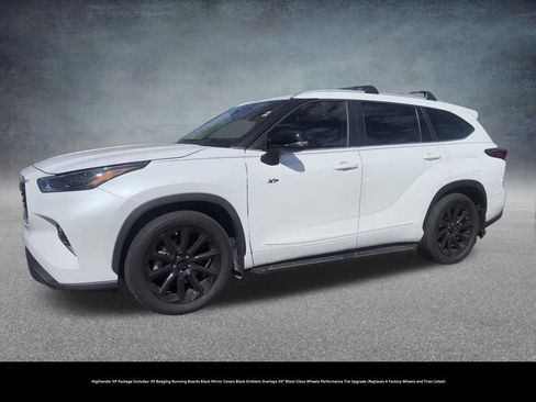 Used 2023 Toyota Highlander XLE image 2