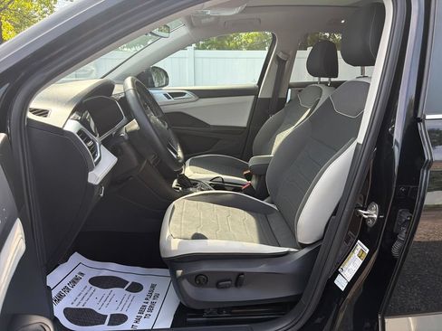 Used 2025 Volkswagen Taos SE w/ Panoramic Sunroof Package AWD/4WD image 21