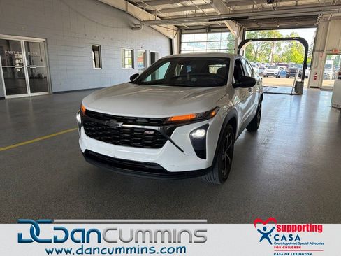 Used 2024 Chevrolet Trax RS FWD image 1