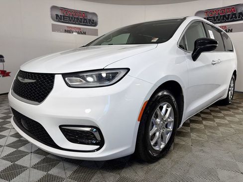 Used 2024 Chrysler Pacifica Touring-L FWD image 7
