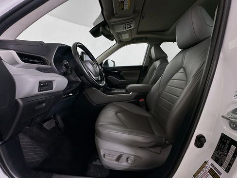 Used 2023 Toyota Highlander XLE image 13