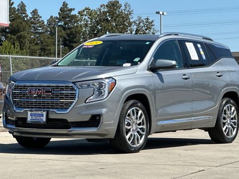 Used 2024 GMC Terrain Denali w/ Denali Premium Package AWD/4WD image 7