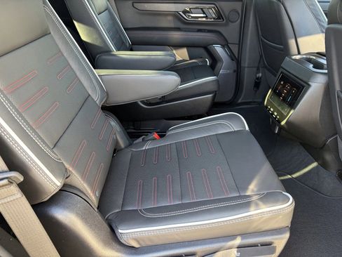 Certified 2025 GMC Yukon AT4 Ultimate AWD/4WD image 14