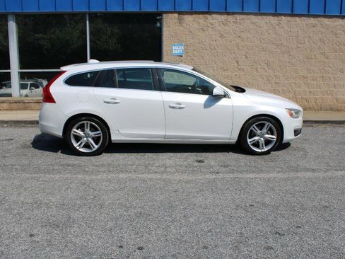 Used 2017 Volvo V60 T5 Premier w/ Convenience Package image 30