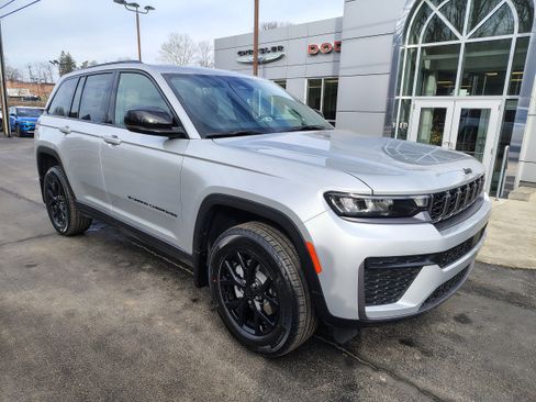 New 2026 Jeep Grand Cherokee Altitude image 2