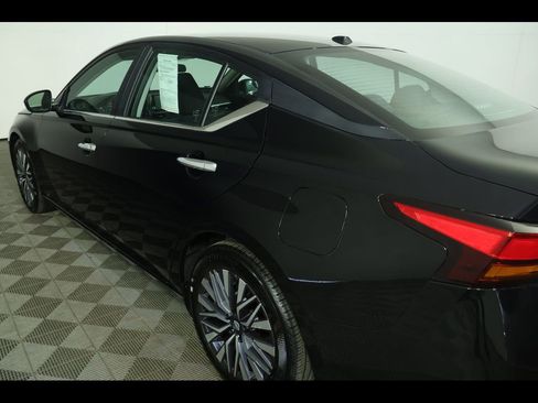 Used 2025 Nissan Altima 2.5 SV image 15