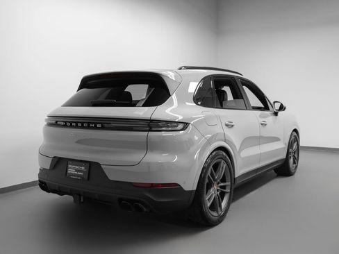 Certified 2025 Porsche Cayenne AWD/4WD image 12
