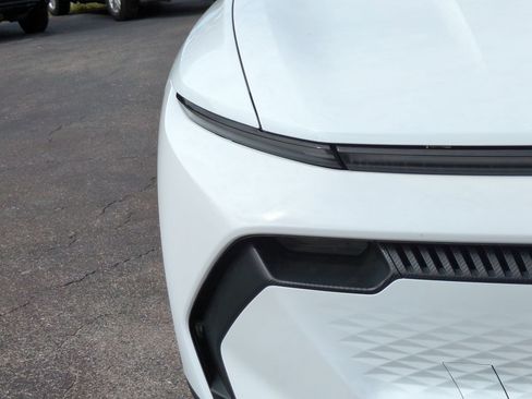 New 2026 Chevrolet Equinox EV LT image 9