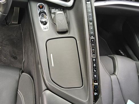 Used 2022 Chevrolet Corvette Stingray Premium Conv w/ Z51 Performance Package RWD image 4