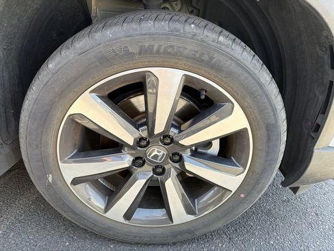 Used 2025 Honda Pilot Touring image 14