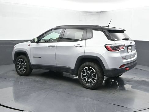 Used 2025 Jeep Compass Trailhawk AWD/4WD image 9