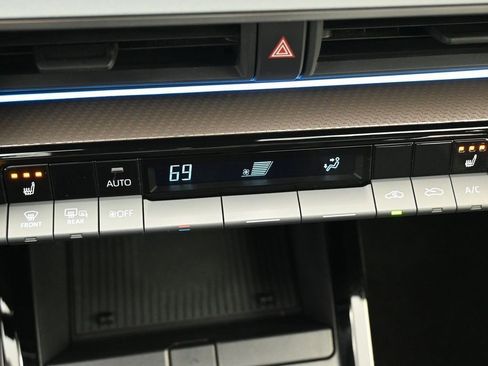 Used 2024 Toyota Prius XLE image 25