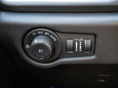 Used 2025 Chrysler Pacifica Limited FWD image 24
