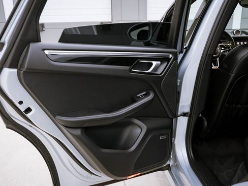 Used 2018 Porsche Macan S image 31