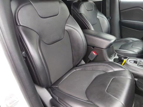 Used 2019 Jeep Cherokee Latitude Plus w/ Comfort/Convenience Group image 23