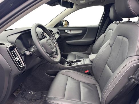 Certified 2025 Volvo XC40 B5 Core image 9