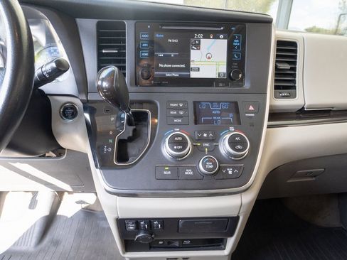 Used 2017 Toyota Sienna XLE Premium image 11