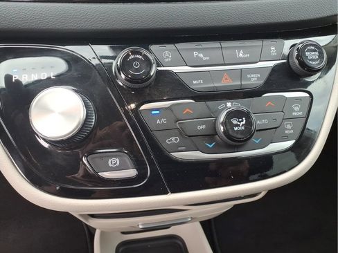 Used 2024 Chrysler Pacifica Touring-L FWD image 11
