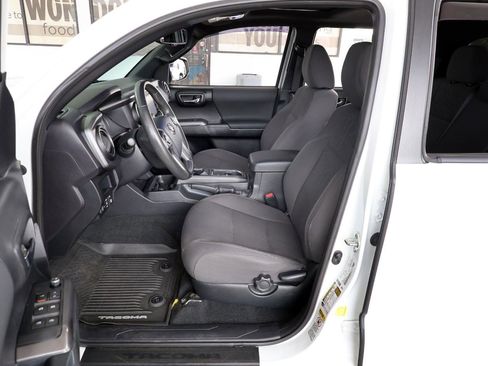 Used 2017 Toyota Tacoma TRD Sport w/ Premium & Technology Package AWD/4WD image 13