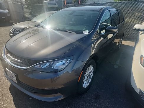 Used 2017 Chrysler Pacifica Touring image 3