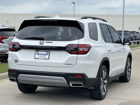 Used 2025 Honda Pilot Touring image 4