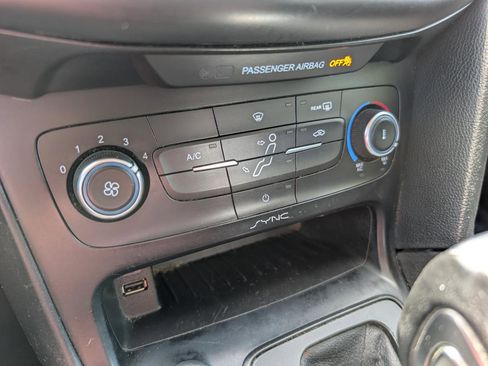 Used 2016 Ford Focus SE FWD image 25