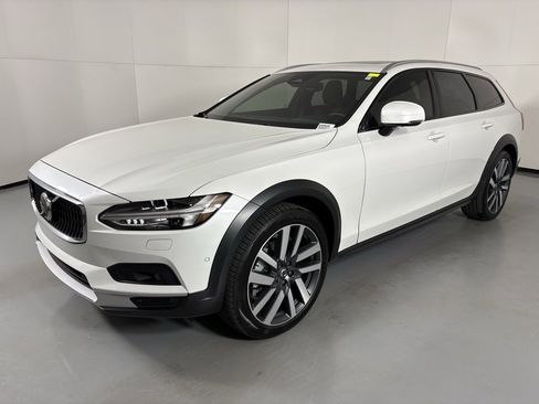 Used 2025 Volvo V90 B6 Cross Country Plus w/ Protection Package Premier image 4