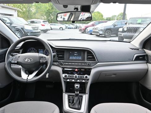 Used 2020 Hyundai Elantra SE FWD image 2